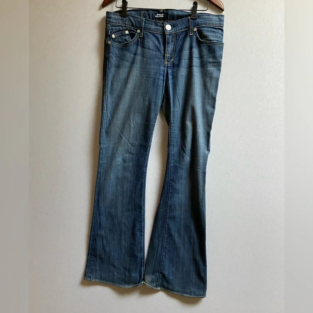 Rock and republic mid rise bootleg wide leg jean’s bejeweled back logo Sz 29